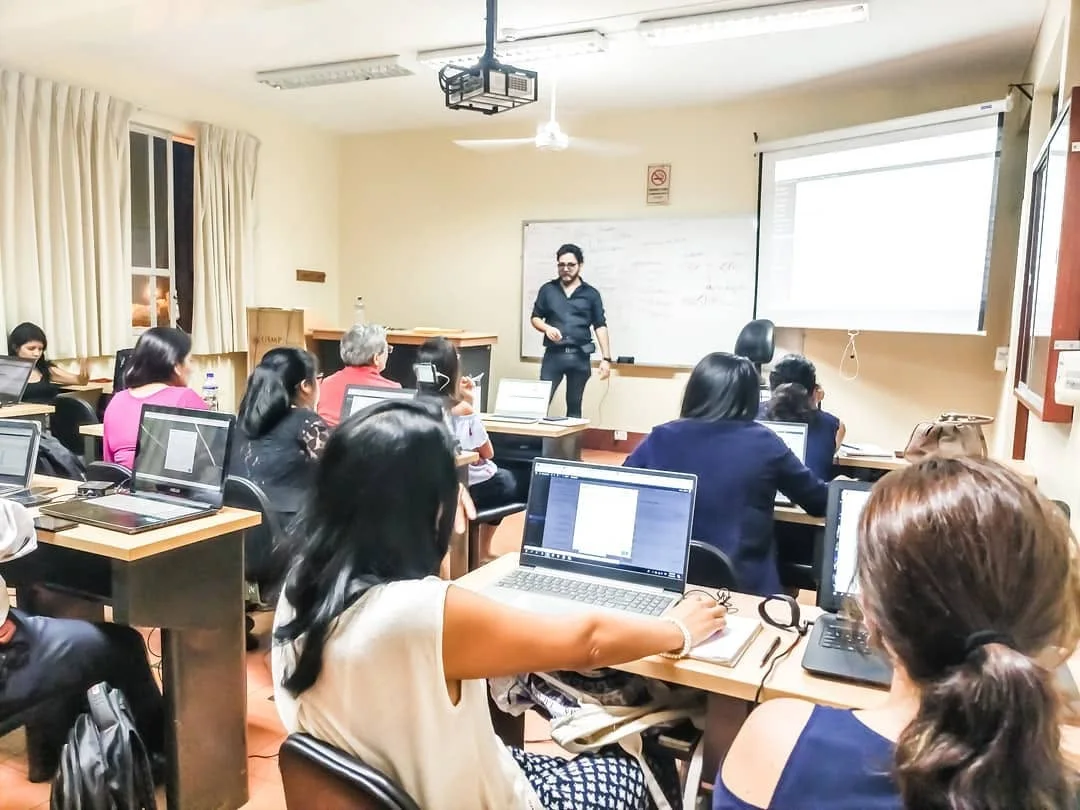Eduardo Cava dictando una clase de comercio electrónico en Andes